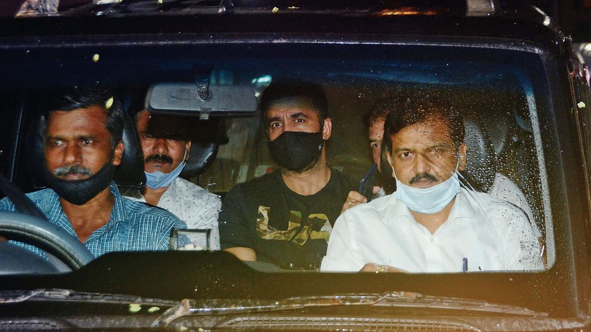 விசாரணைக்குப் பிறகு அழைத்துச் செல்லப்படும் குந்த்ரா