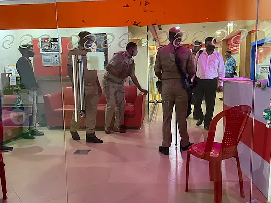 `டைனிக் பாஸ்கர் & பாரத் சமாச்சார் செய்தி நிறுவனங்களில் வருமான வரித்துறையினர் அதிரடி சோதனை !'