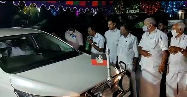 வைத்திலிங்கம் கார் முன்பு செந்தில்