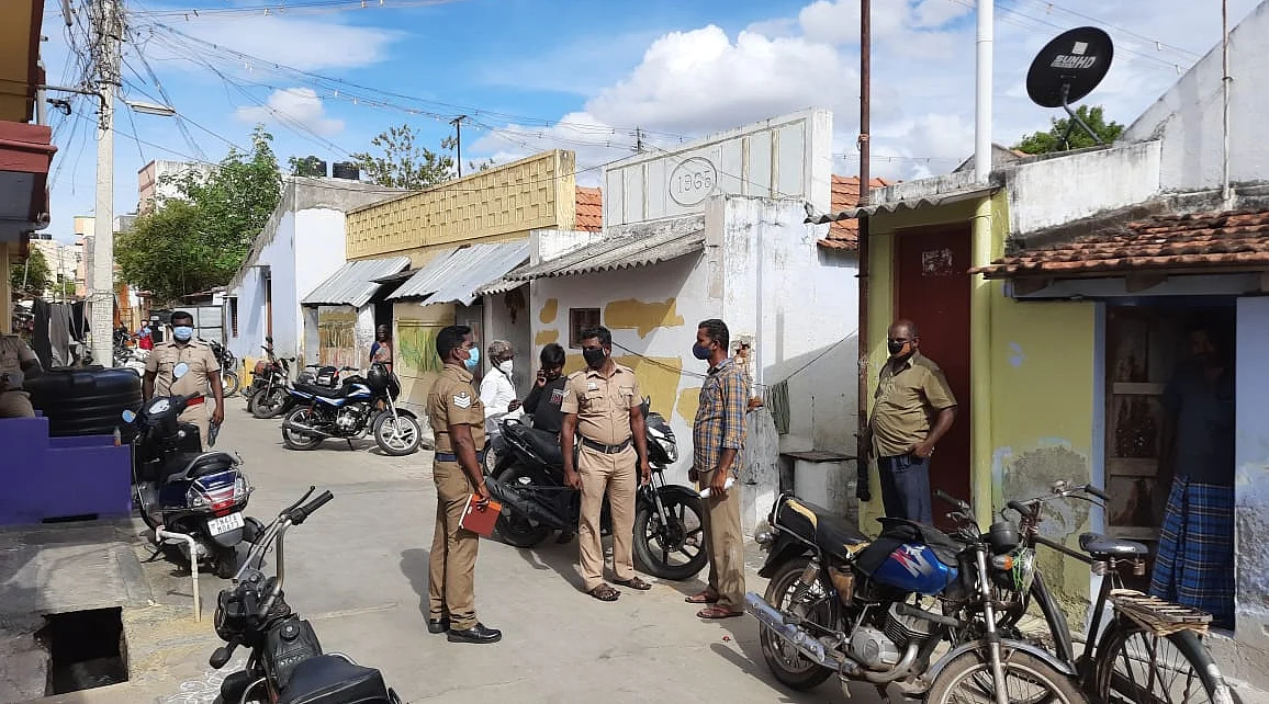 பெற்றோர்களிடம் குழந்தைகளை ஒப்படைக்கும் போலீஸார்