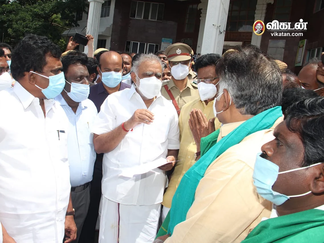 `நெல் போல வாழை, தேங்காயையும் அரசே கொள்முதல் செய்ய வேண்டும்!' - விவசாயிகள் கோரிக்கை
