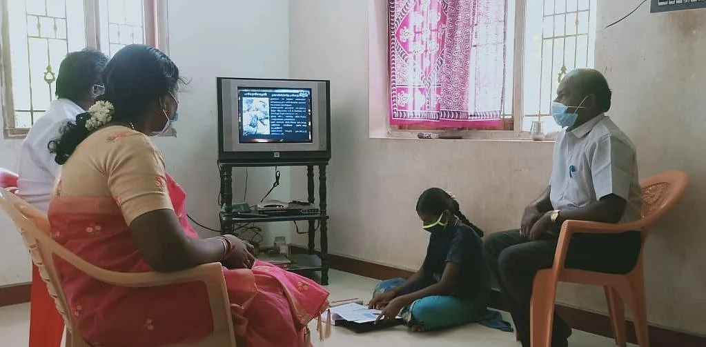 மாணவியின் வீட்டிற்கே சென்று ஊக்கப்படுத்திய கல்வி அதிகாரி