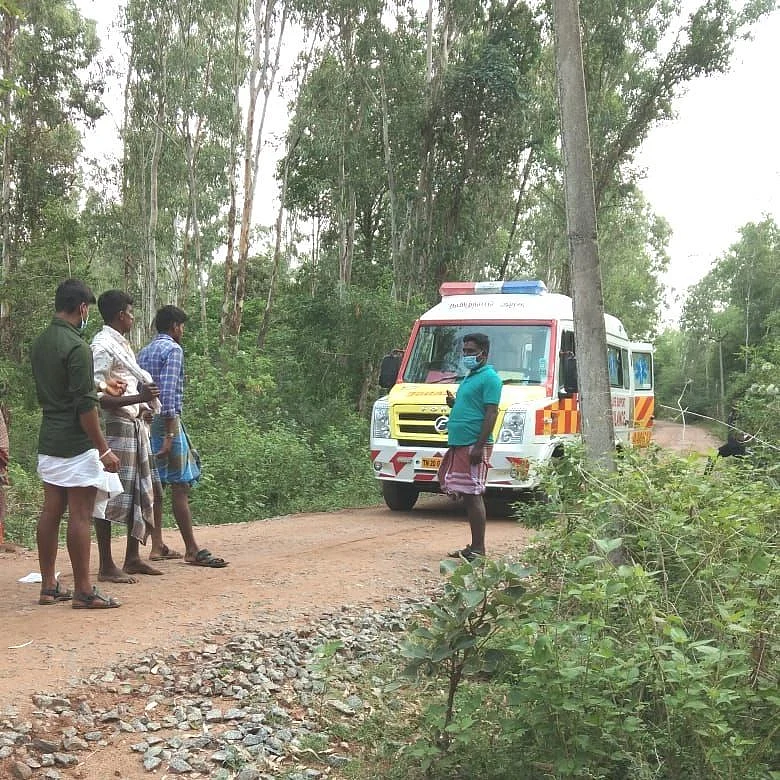 மலை அடிவாரத்தில் தயாராக நிறுத்தப்பட்டிருந்த 108 ஆம்புலன்ஸ்