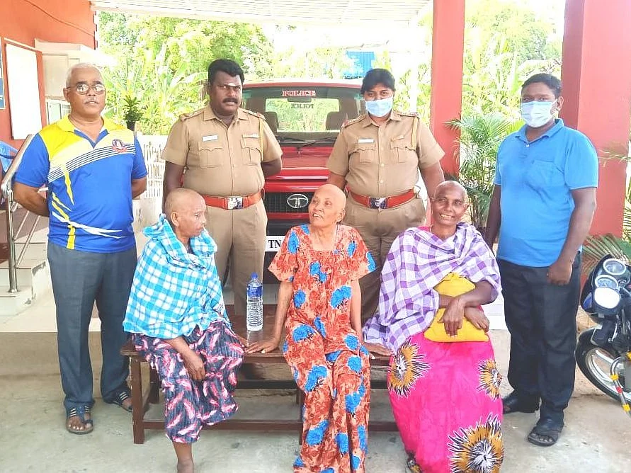 மனநலம் பாதித்த பெண்களுக்கு அடைக்கலம்; மனிதாபிமான செயலில் ஊத்தங்கரை போலீஸ்!