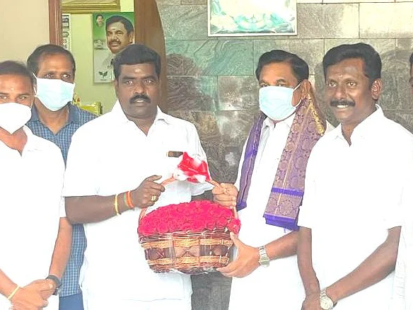 வேலூர்: அணிதிரட்டி அதிமுக-வில் இணைந்த மாவட்டத் தலைவர்! - காலியாகும் த.மா.கா கூடாரம்?