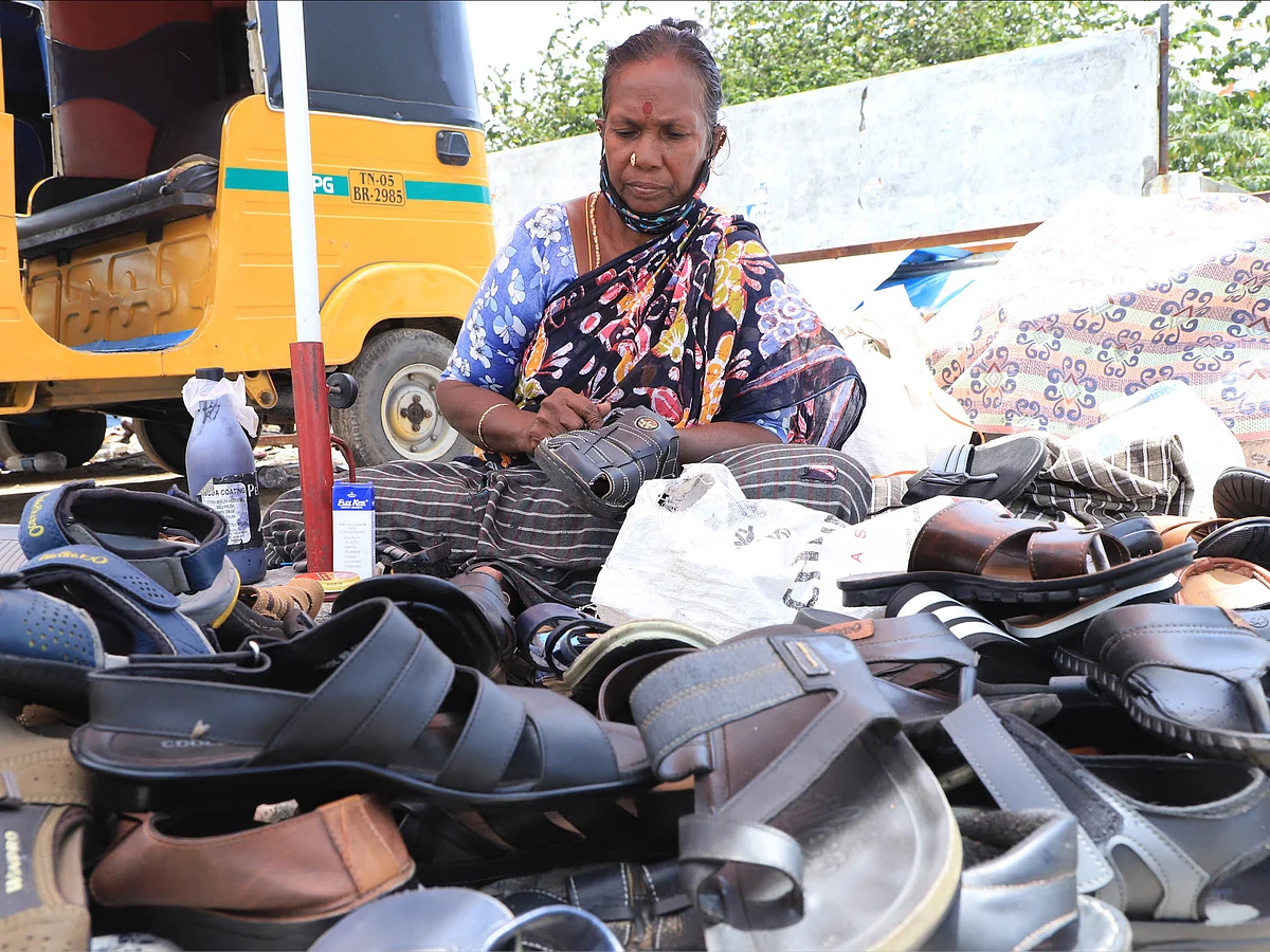 ஊரடங்கு துயரங்கள்! - “இந்தப் பழைய செருப்பு மாதிரியேதான் எங்க வாழ்க்கையும்!”
