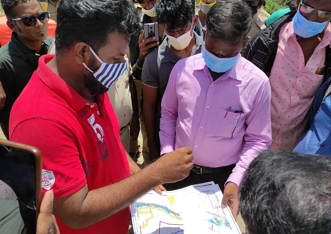 மீனவர்களோடு பேச்சுவார்த்தையில் ஈடுபட்ட தாசில்தார்