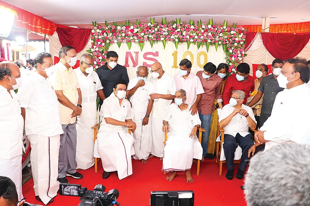 நூற்றாண்டைக் கடக்கும் சிவப்புப் புன்னகை!