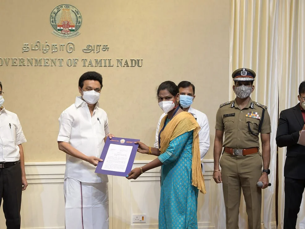 ``சாதிக்கணும்ன்ற எண்ணம் மட்டும்தான் மனசுல இருந்துச்சு!" - தமிழகத்தின் 2-வது திருநங்கை எஸ்.ஐ சிவன்யா