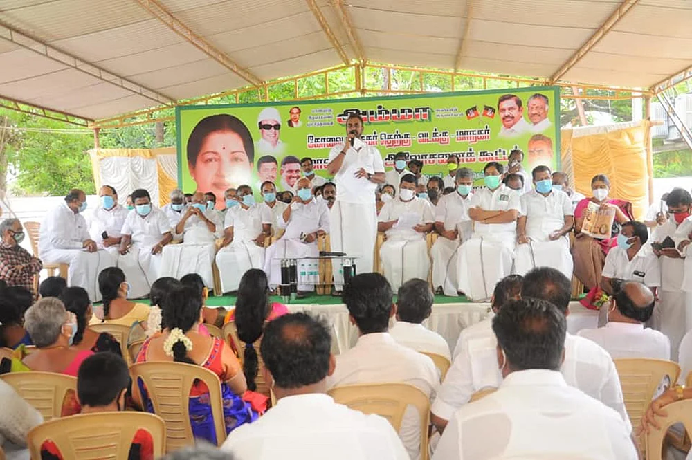 மிஸ்டர் கழுகு: ரெய்டு அச்சம்! - வழக்கறிஞர் படையுடன் வலம்வரும் மாஜி!