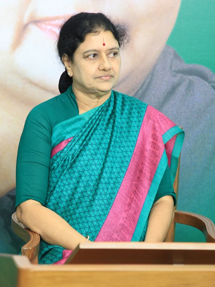 “கட்சியைக் கலைத்துவிடு!” கட்டளையிட்ட சசிகலா