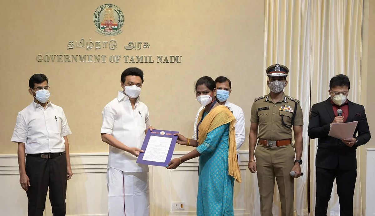 முதலமைச்சரிடம் பணி ஆணை பெற்ற திருநங்கை சிவன்யா.