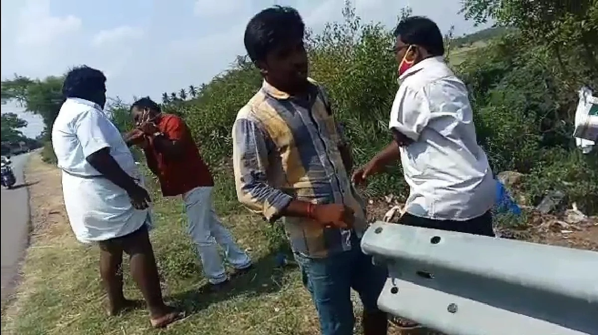தாக்கப்படும் அதிகாரி