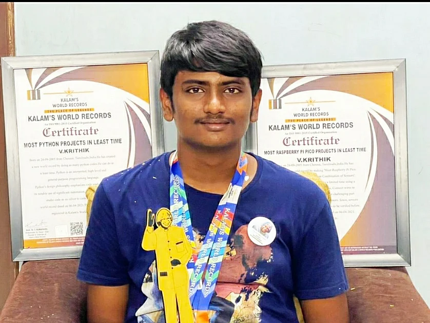 `படிப்பது 11-ம் வகுப்பு; எடுப்பது வெளிநாட்டு மாணவர்களுக்கு வகுப்பு!' - சாதனைச் சிறுவன் கிருத்திக்