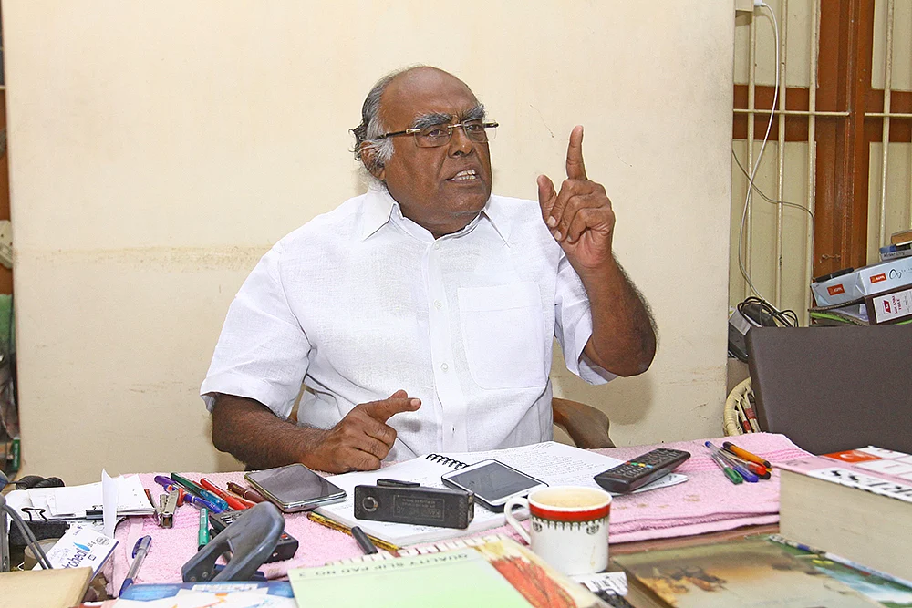 தி.மு.க செய்வது பித்தலாட்ட அரசியல்! - பழ.கருப்பையா ‘பொளேர்’