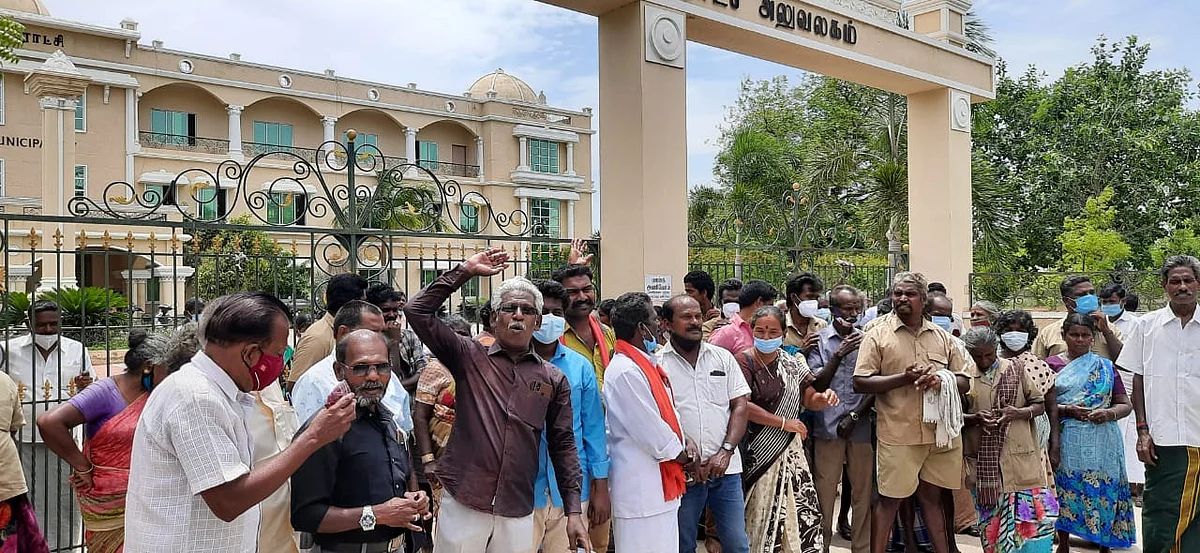 ``பிள்ளைகளோடு பட்டினி கிடக்கிறோம்’’ சம்பள நிறுத்தத்தால் புதுக்கோட்டை தூய்மைப் பணியாளர்கள் கண்ணீர்!