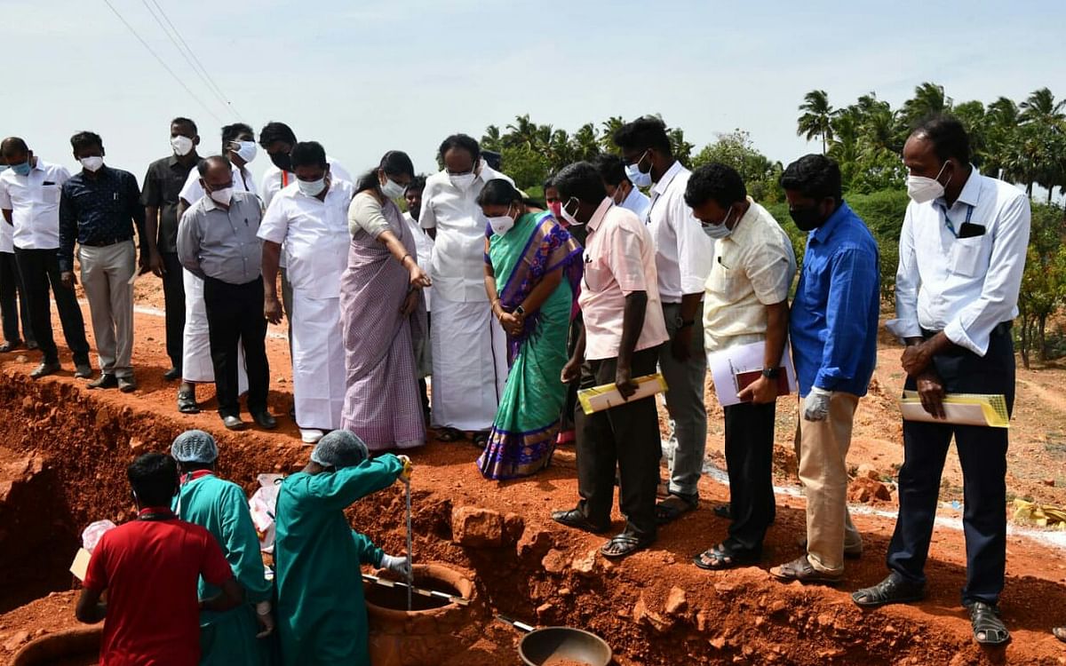 சிவகளை அகழ்வாராய்ச்சி: 2,600 ஆண்டுகளுக்கு முந்தைய தமிழரின் தொன்மை! - ஆய்வு மேற்கொண்ட அமைச்சர்கள்