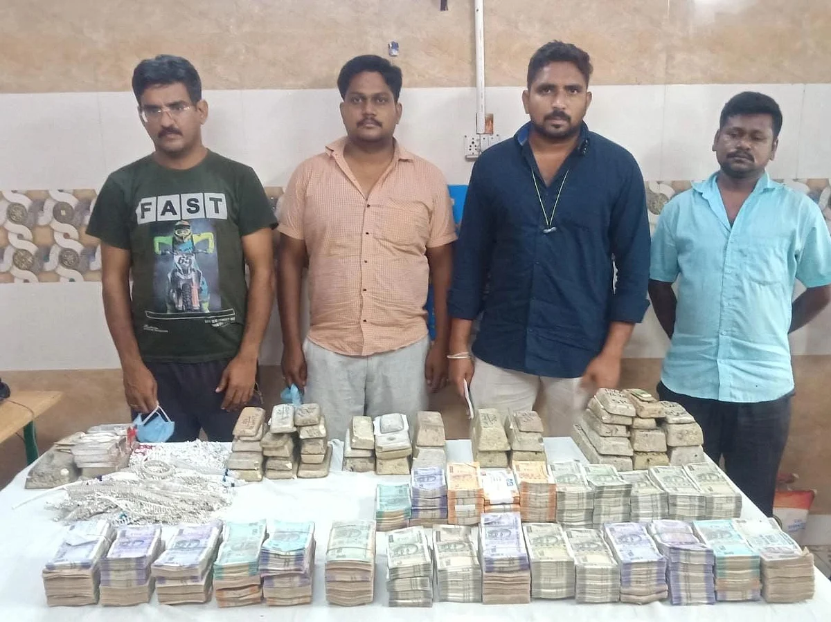 ரயிலில் பிடிபட்ட 144 கிலோ வெள்ளிக்கட்டி! - சேலம் கும்பலிடம் வருமான வரித்துறை தீவிர விசாரணை