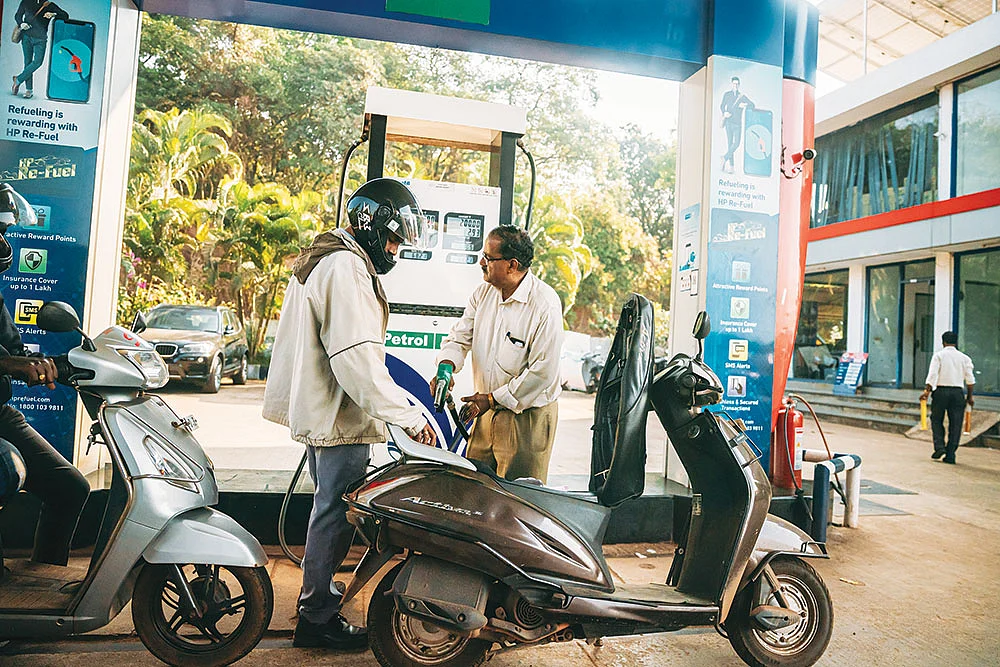 பெட்ரோல் விலை உயர்வு... ஒரே கல்லில் பல மாங்காய் அடித்த மத்திய அரசு! பரபர மக்கள் கருத்து...