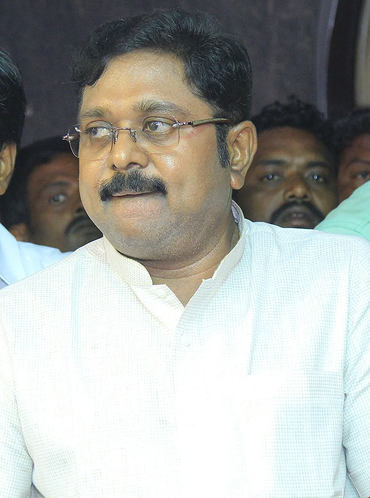 “கட்சியைக் கலைத்துவிடு!” கட்டளையிட்ட சசிகலா