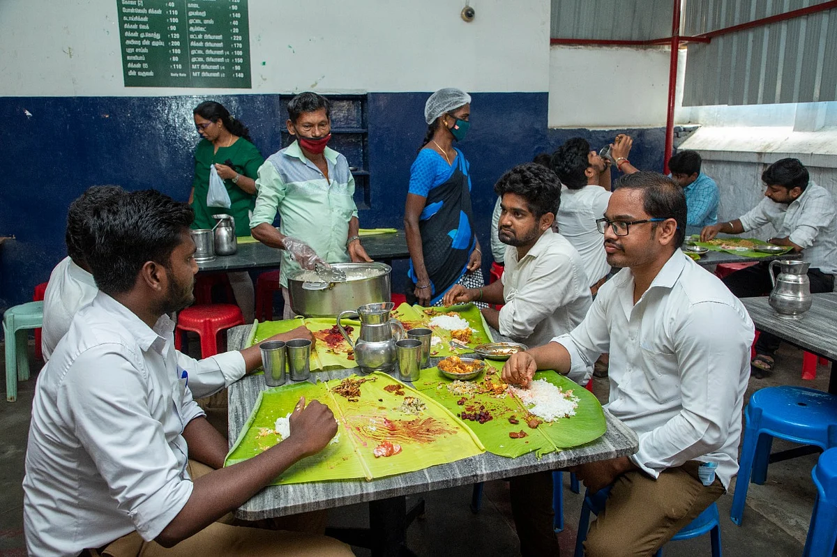 கார்த்திக் மெஸ் வாடிக்கையாளர்கள்