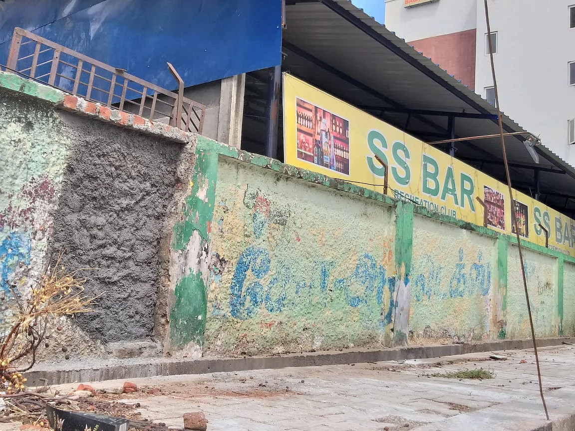தனியார் பார்; இடிக்கப்பட்ட பேருந்து நிலையச் சுவர்?!-வைத்திலிங்கம் உறவினரால் சர்ச்சை! என்ன நடந்தது?