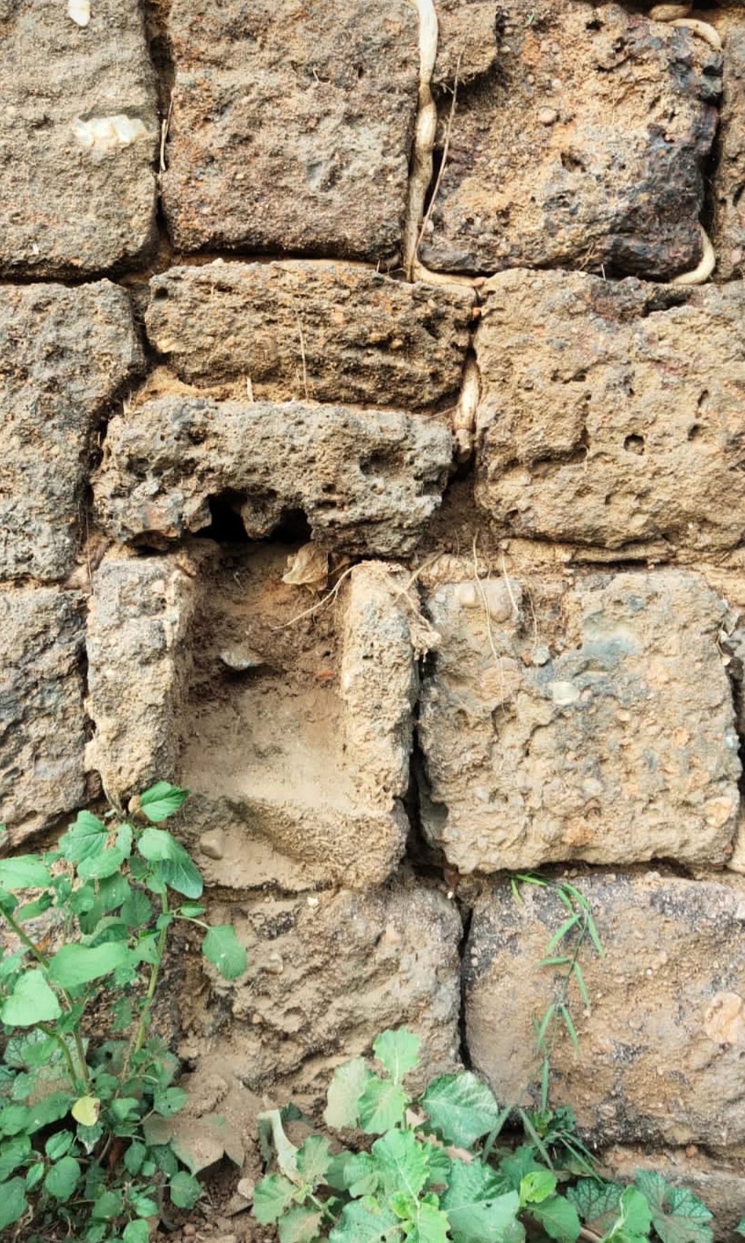 அகழிக் கரை சுவரில் நீர்த் தூம்பு