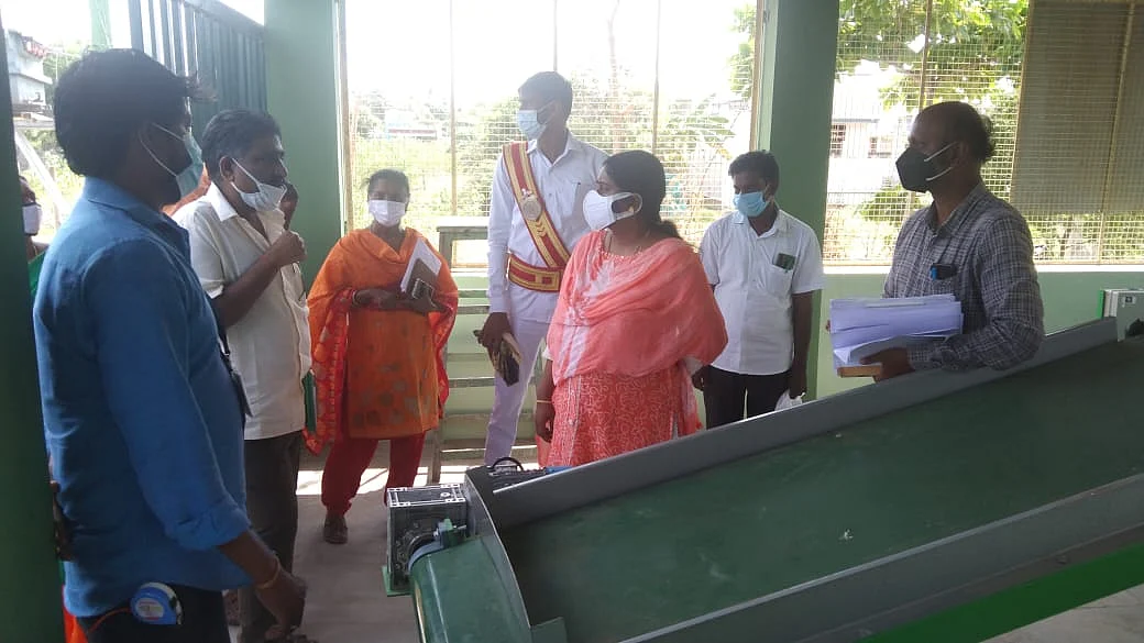 இயந்திரத்தை ஆய்வு செய்யும் ஆட்சியர்
