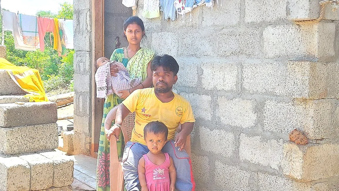 மனைவி, குழந்தைகளுடன்...