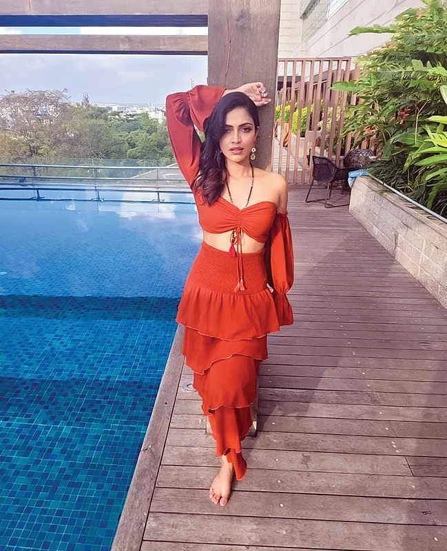 Amala Paul எல்லா சிவப்பும்..!