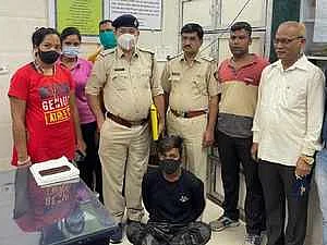 மும்பை: பேஸ்புக்கில் மகனின் புகைப்படம்; ஷாருக்கானை சந்திக்கலாமென 17 வயது பெண்ணை அழைத்து வந்தவர் கைது