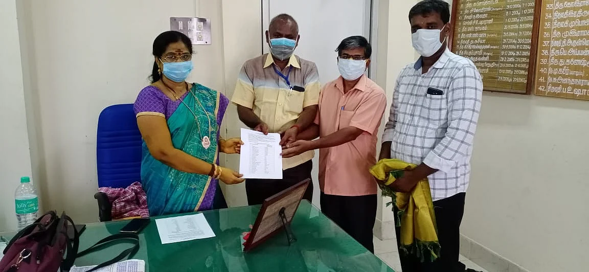 பாராட்டும் முதன்மைக் கல்வி அலுவலர்