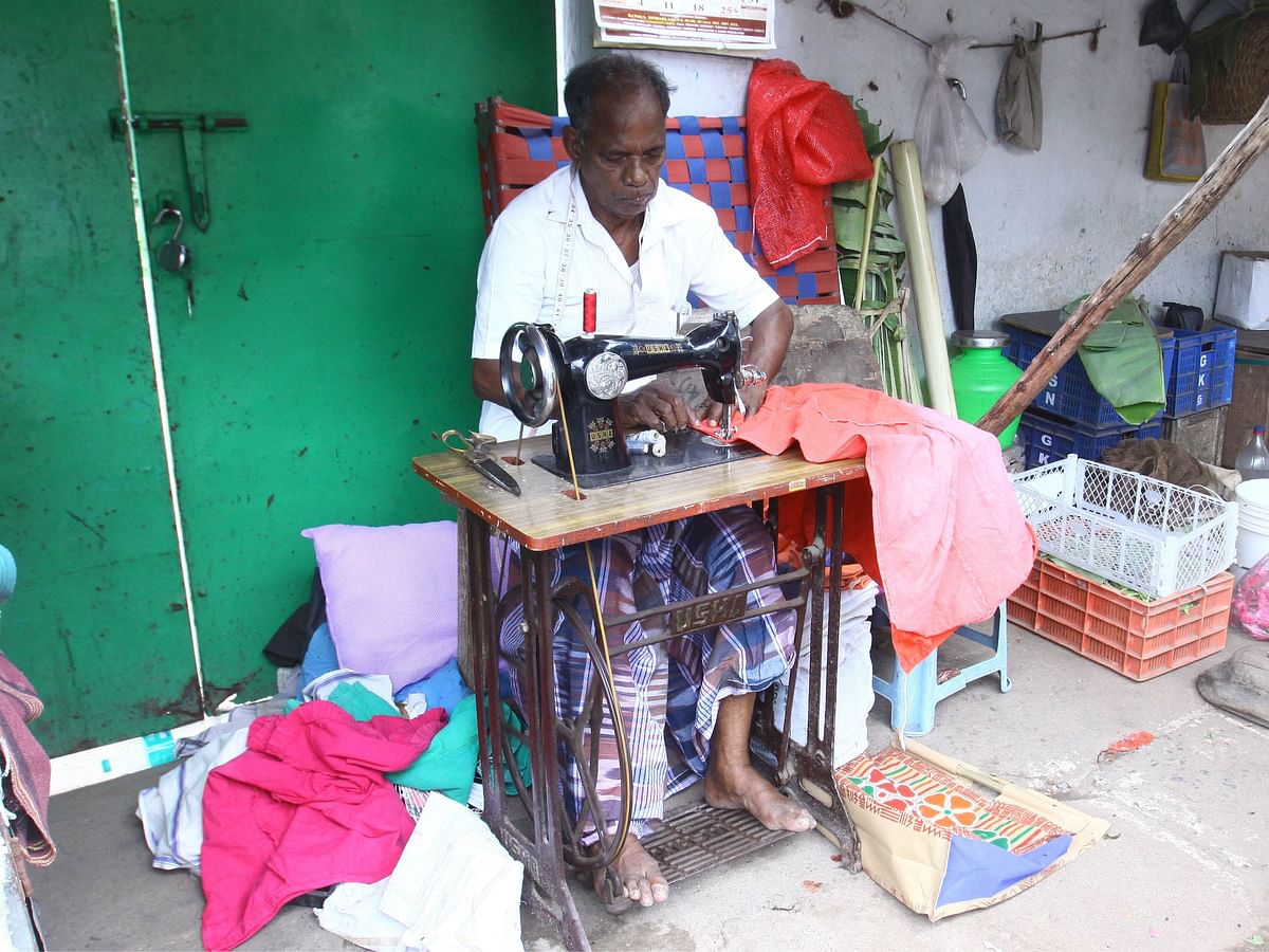 ஊரடங்கு துயரங்கள்! - கிழிந்து தொங்கும் தையல் கலைஞர்களின் வாழ்க்கை! 