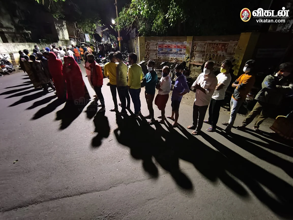 `நள்ளிரவிலும் தொடரும் காத்திருப்பு; தடுப்பூசிக்காக அல்லாடும் கோவை மக்கள்' #SpotVisit