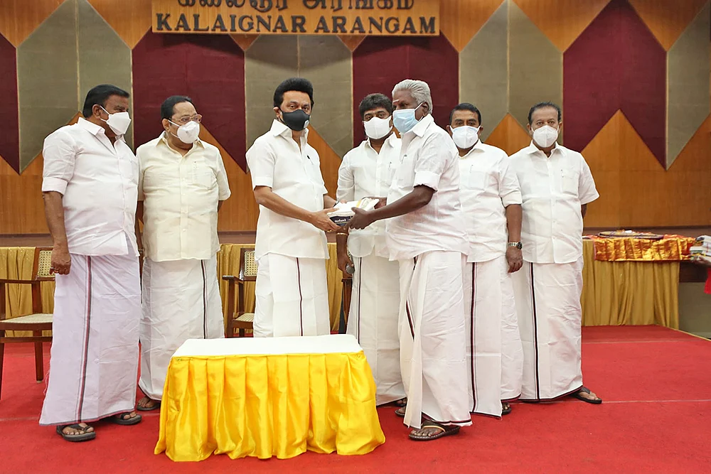 மிஸ்டர் கழுகு: சசிகலா எம்.எல்.ஏ? - அ.தி.மு.க-வைக் கைப்பற்ற பலே திட்டம்!