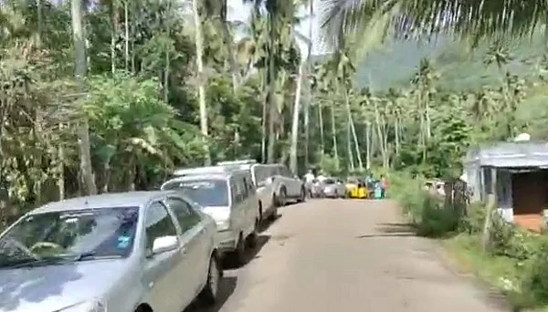 தனியார் அருவிக்கு வந்தவர்களின் வாகனங்கள்