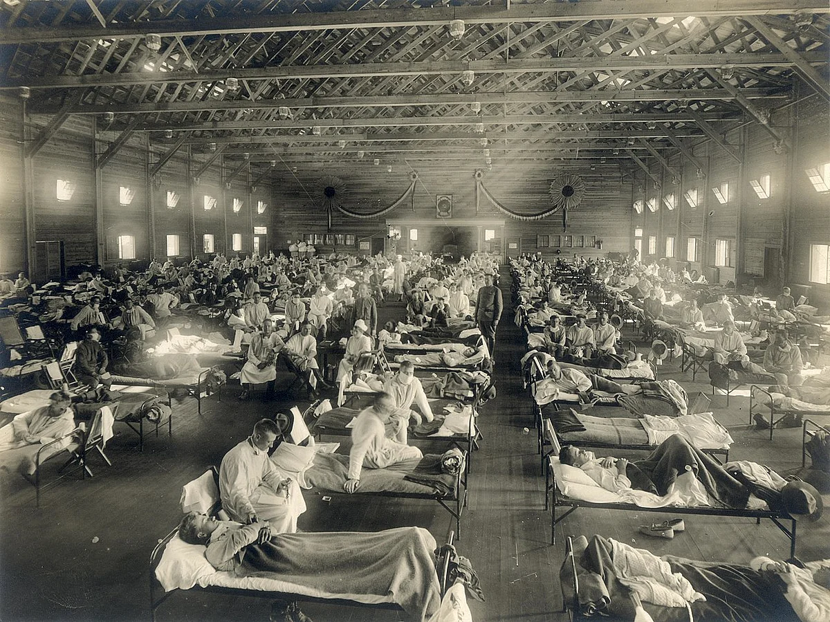 பாதிக்கப்பட்டவர்களுக்குச் சிகிச்சை | A hospital in Kansas during the Spanish flu epidemic in 1918.