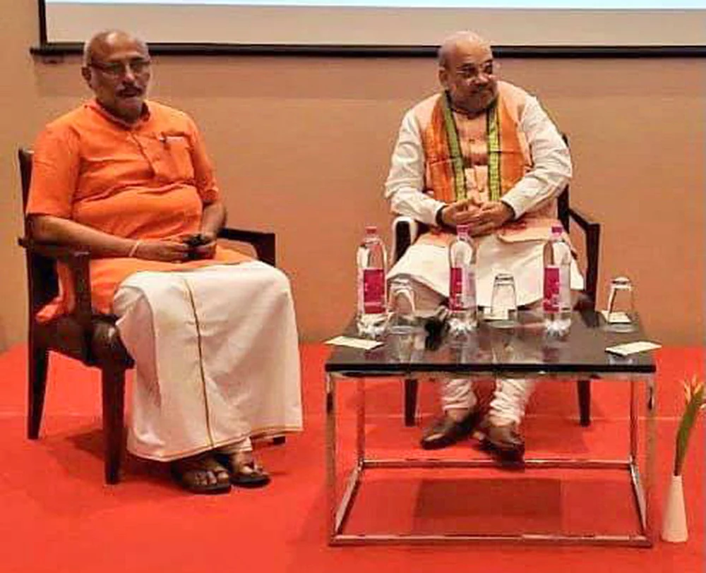 மிஸ்டர் கழுகு: ரெய்டு அச்சம்! - வழக்கறிஞர் படையுடன் வலம்வரும் மாஜி!