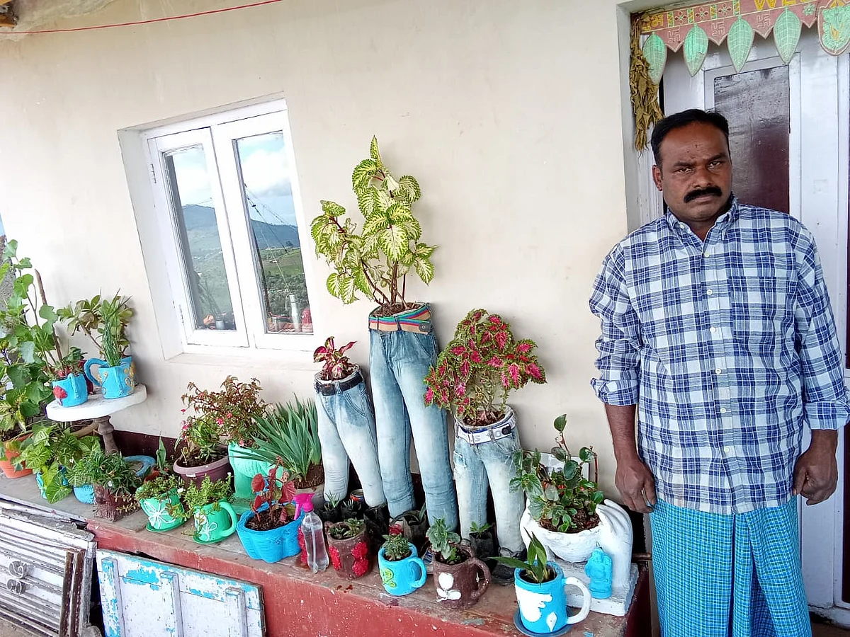 பழைய ஜீன்ஸ் பேன்ட், ஷூவில் பூந்தொட்டி; மக்களைக் கவர்ந்த கட்டட தொழிலாளியின் ஐடியா!