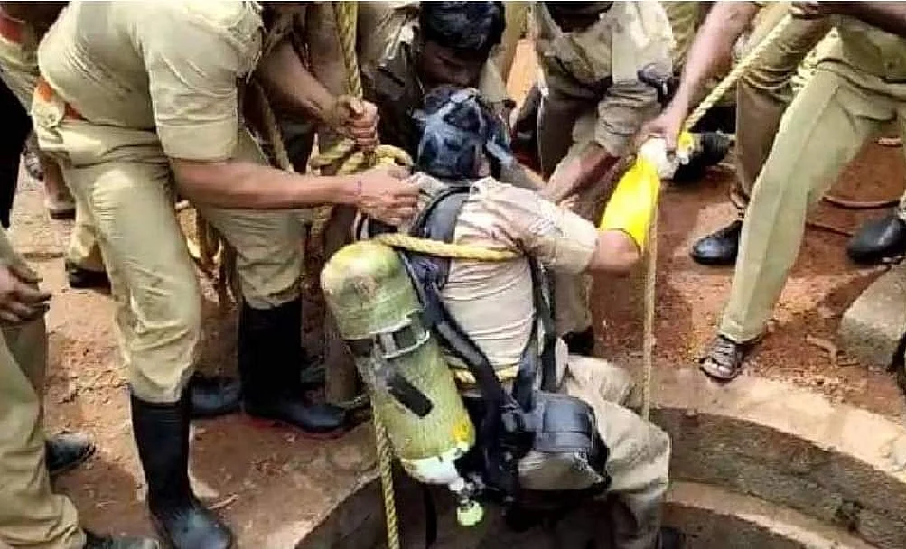 ஆக்சிஜன் சிலிண்டருடன் மீட்புப்பணியில் தீயணைப்பு வீரர்