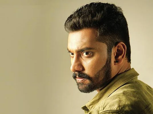 `இளைய கலைஞர்’ அருள்நிதி! - கரூரைக் கலக்கும் பிறந்தநாள் போஸ்டர்!