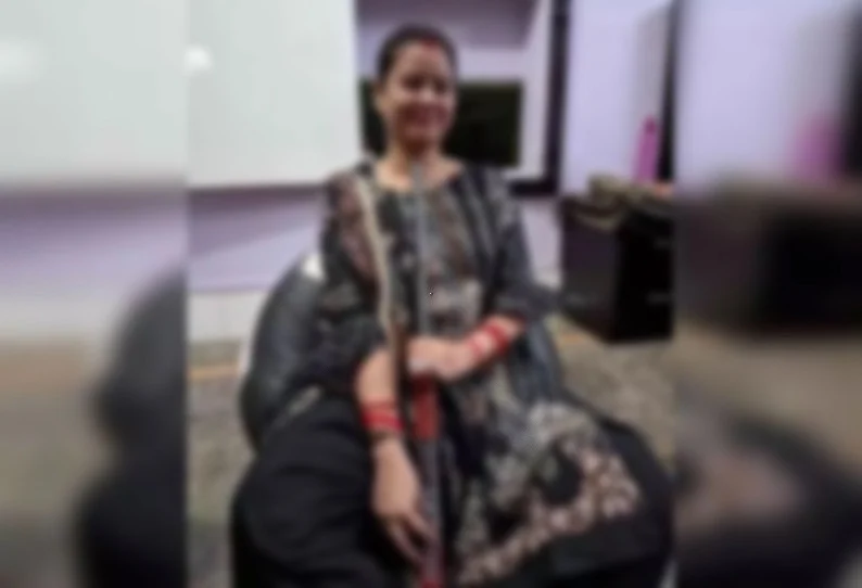 துப்பாக்கியுடன் ராதிகா