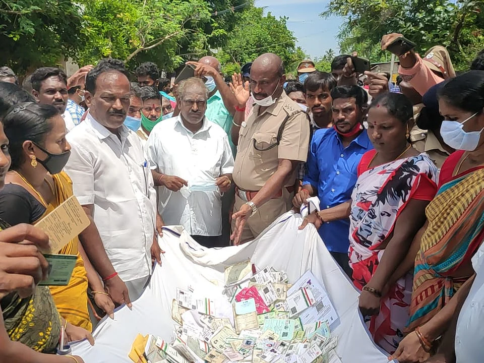 "தடைசெய்யப்பட்ட சுருக்குமடி வலைகளைப் பயன்படுத்துவோம்"- சீர்காழியில் மீனவர்கள் ஆவேசப் போராட்டம்!