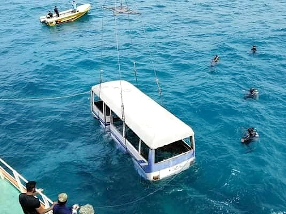 பழைய பேருந்துகளை கடலில் போட்டு செயற்கை பவளப்பாறைகள்; இலங்கை செய்வது சரிதானா?