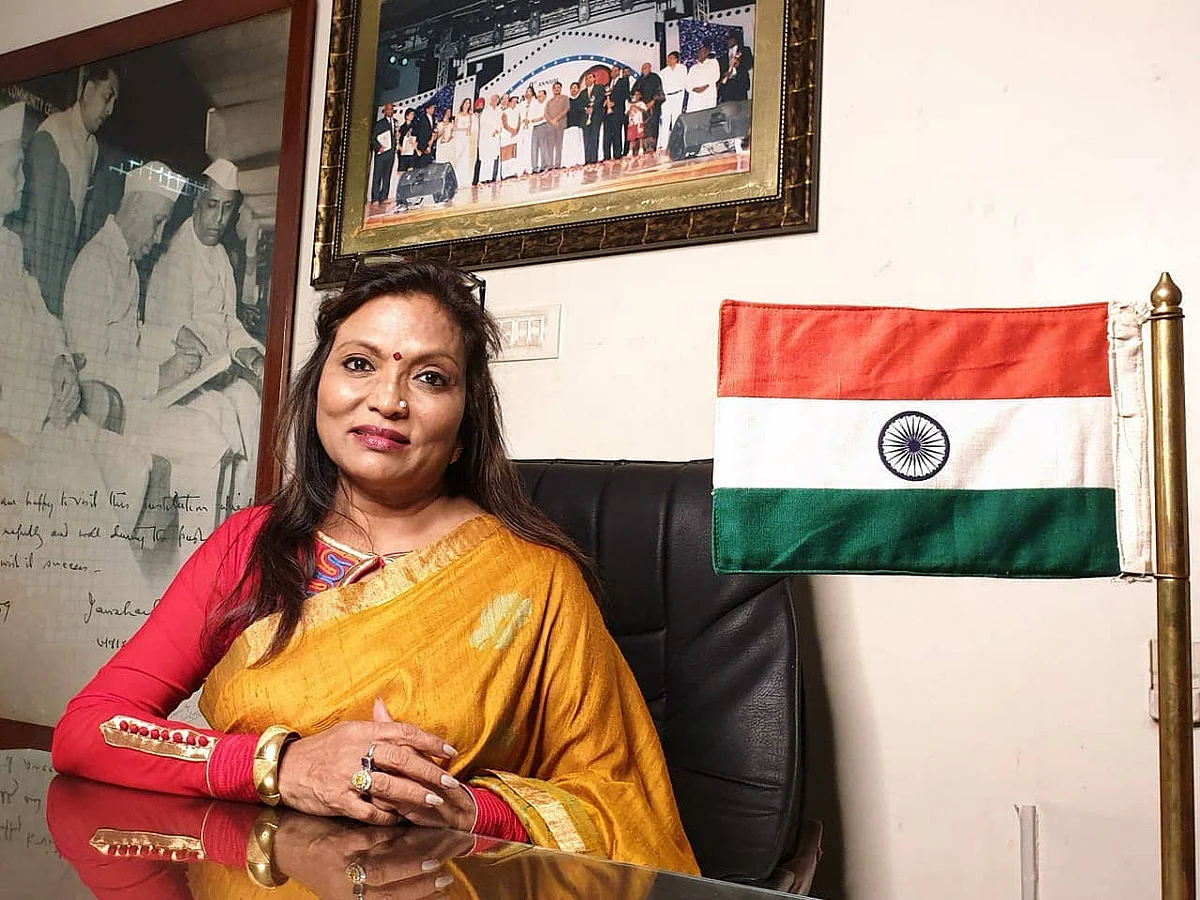 `இவர் கதை `ஸ்லம்டாக் மில்லியனர்’க்கும் மேல!' - தடைகள் தகர்த்து சாதித்த கல்பனா சரோஜ் #BusinessMasters