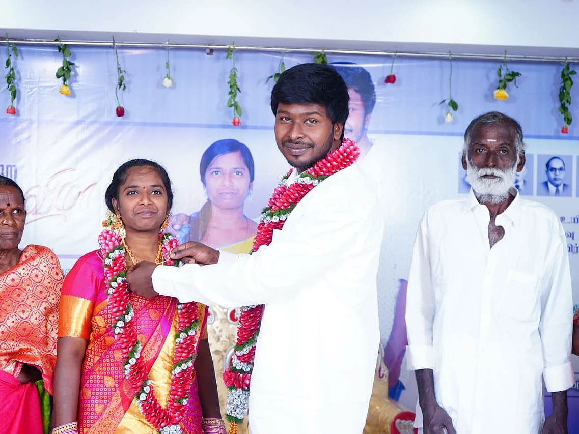 தாலியில் `தமிழ்', பறையிசை, திருக்குறள் புத்தகம்; கவனத்தை ஈர்த்த தமிழ் மரபுத் திருமணம்!