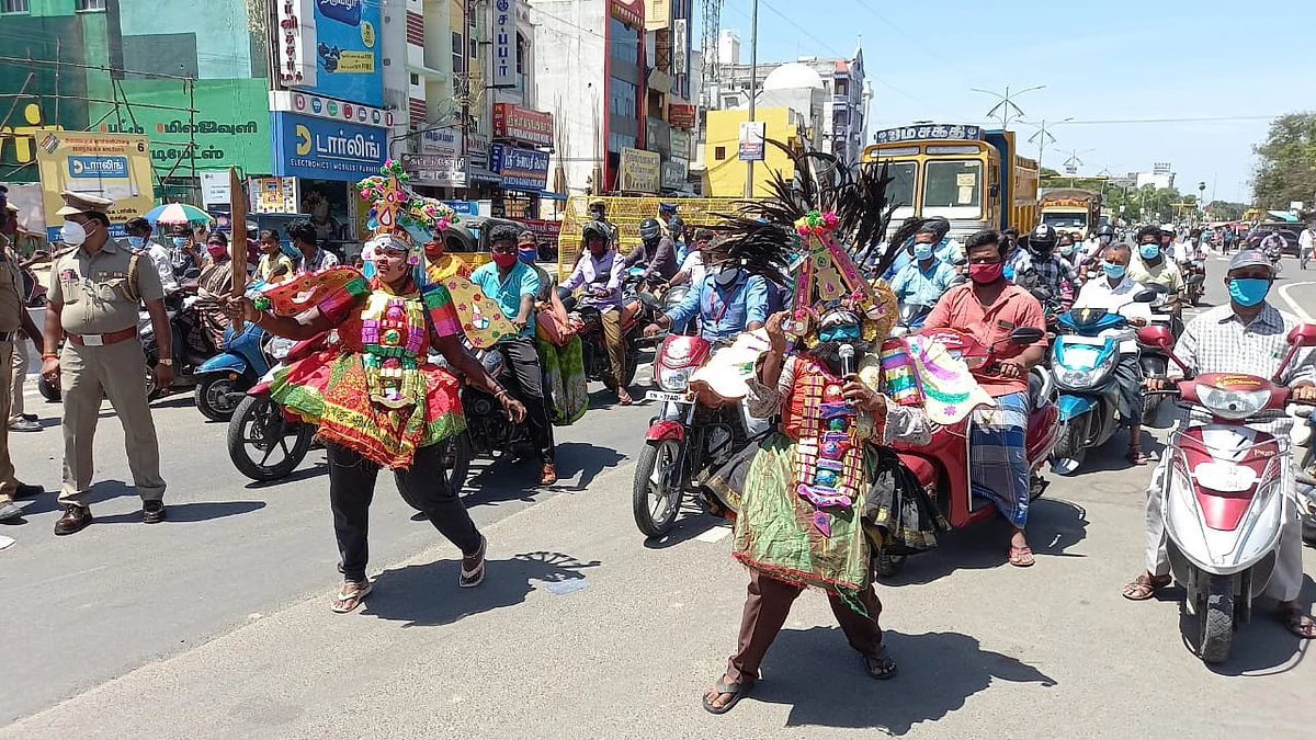 தெருக்கூத்து கலைஞர்கள் வேடத்தில் கொரோனா விழிப்புணர்வு
