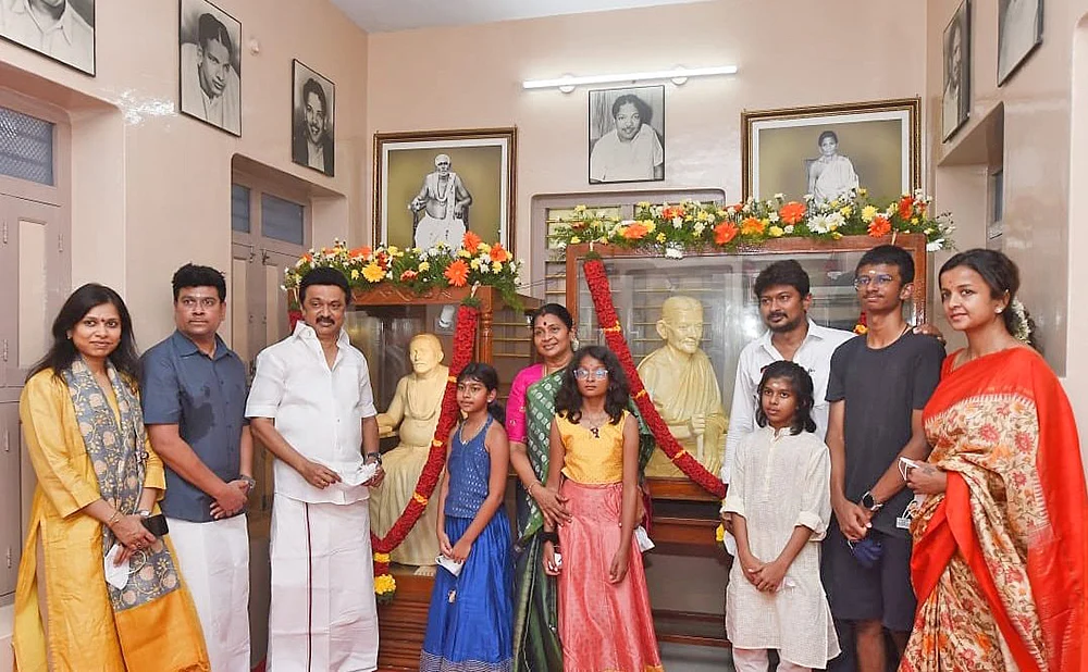 மிஸ்டர் கழுகு: “நேராக வீட்டுக்குச் செல்லவும்!” - அறிவுறுத்திய துர்கா... அமைதியான ஸ்டாலின்...