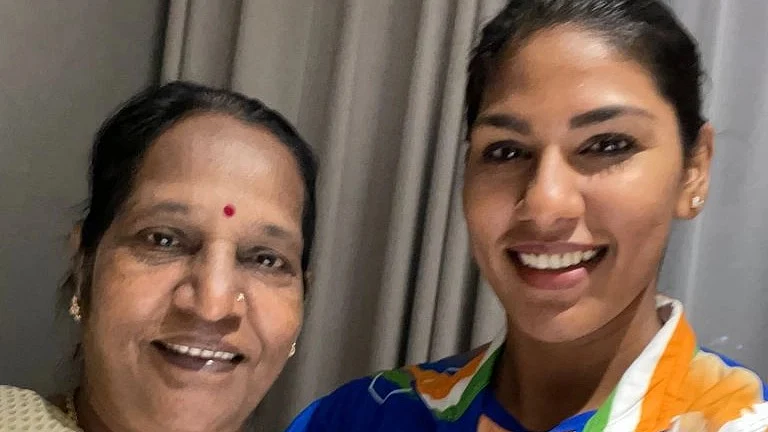 தாயுடன் பவானி தேவி