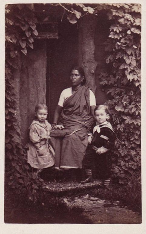 பிரித்தானிய அதிகாரிகளின் குழந்தைகளுடன் மதுரைப் பெண்மணி